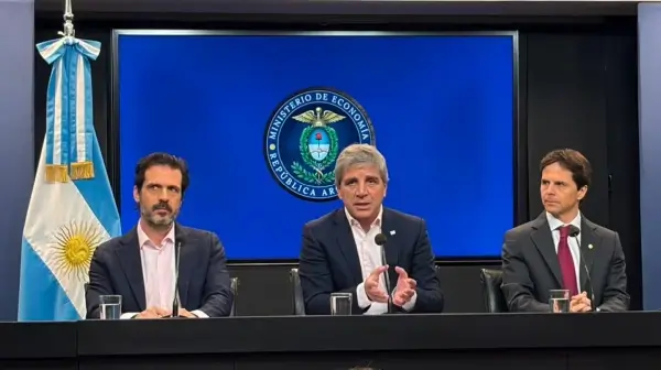 Luis Caputo durante el anuncio del nuevo programa de crédito hipotecario con fondos de ANSES