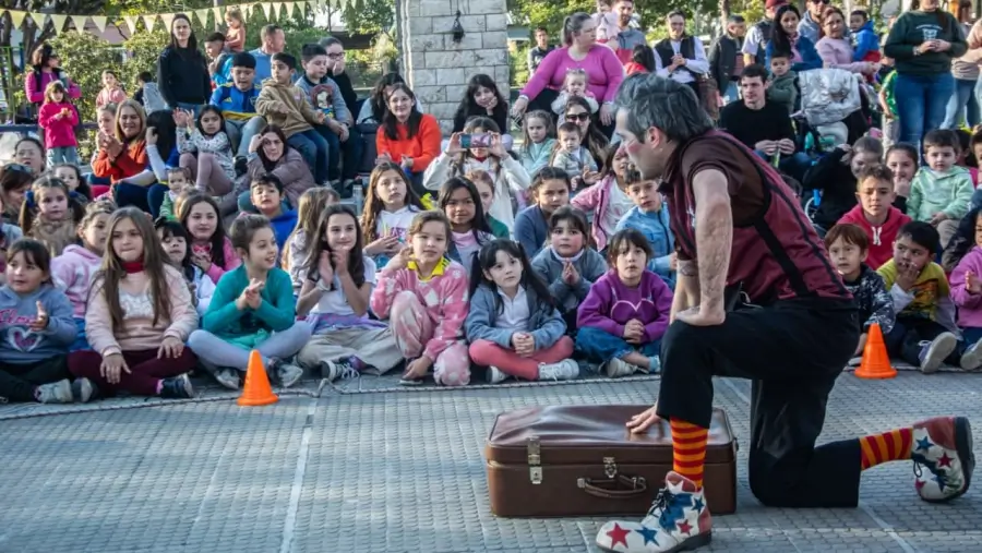 Payaso realiza una actuación para los chicos en Malabrigo