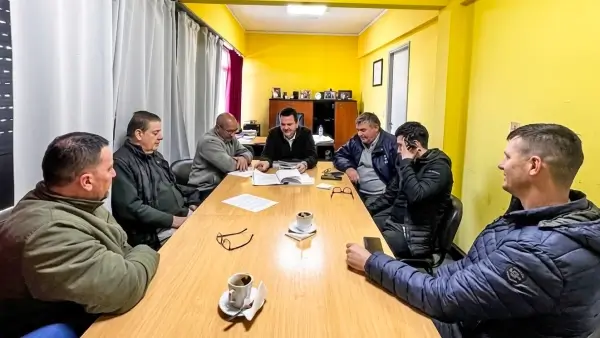 Roberto Spontón durante la reunión de trabajo por el ensanche del puente El Toba en Malabrigo