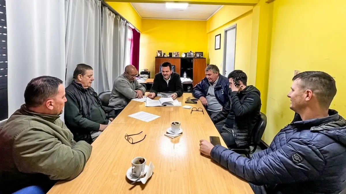 Roberto Spontón durante la reunión de trabajo por el ensanche del puente El Toba en Malabrigo