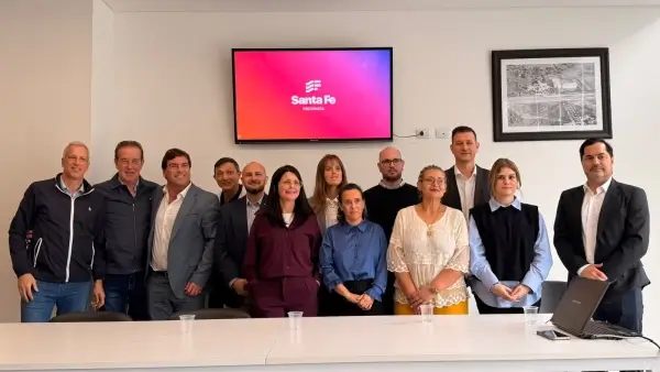 Charo Mancini junto a autoridades provinciales durante la puesta en funciones del nuevo Consejo de Administración del Hospital Central de Reconquista.