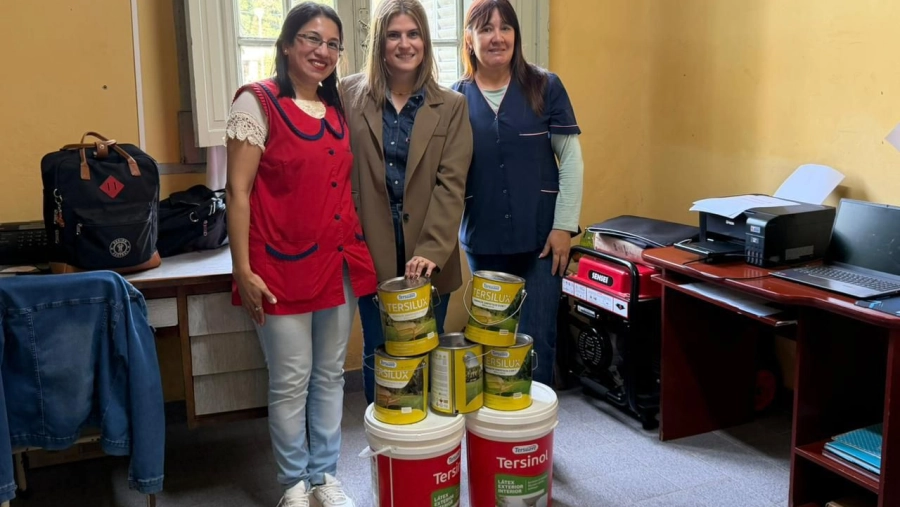 Charo Mancini durante la entrega de pinturas a una escuela de Villa Guillermina