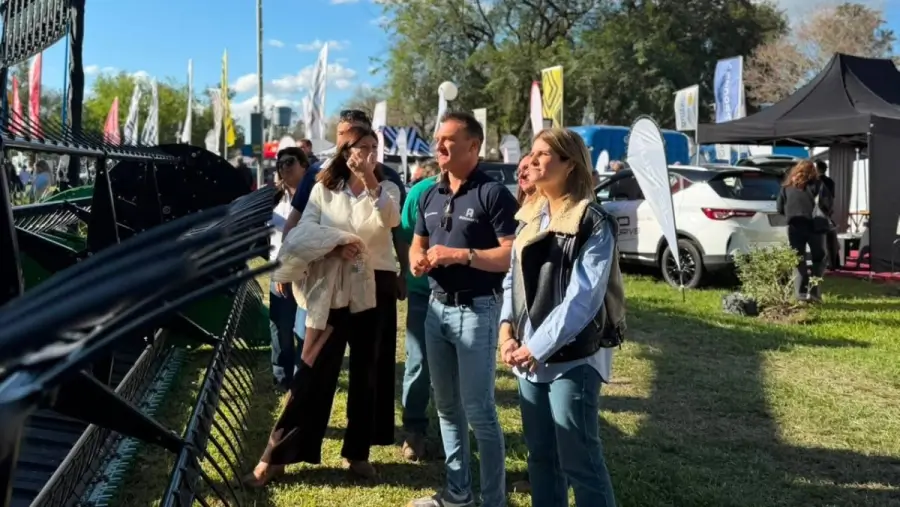 Mancini recorre los stands de maquinaria agrícola en la Expo Rural de Reconquista