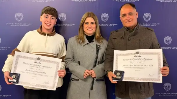 Charo Mancini junto a Marcelo Bernachea y Jeremías Deltín durante el reconocimiento deportivo