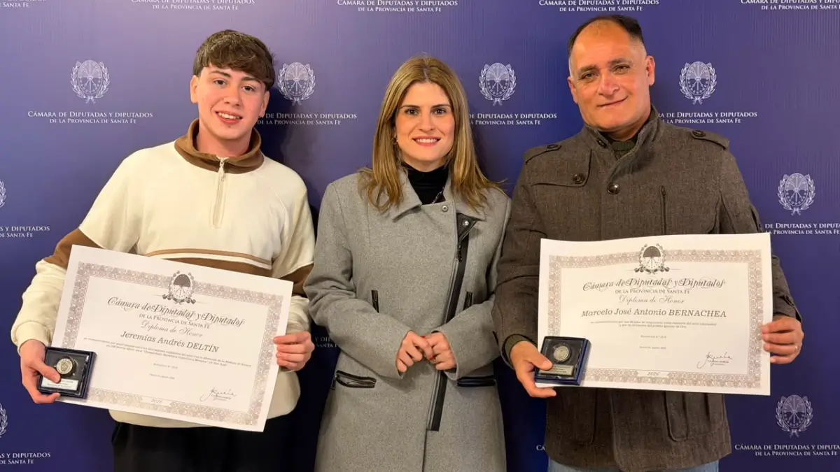 Charo Mancini junto a Marcelo Bernachea y Jeremías Deltín durante el reconocimiento deportivo