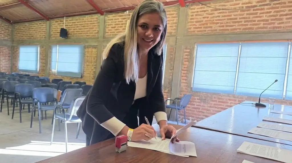 Maurencig firma convenio para fortalecer la producción apícola en La Sarita