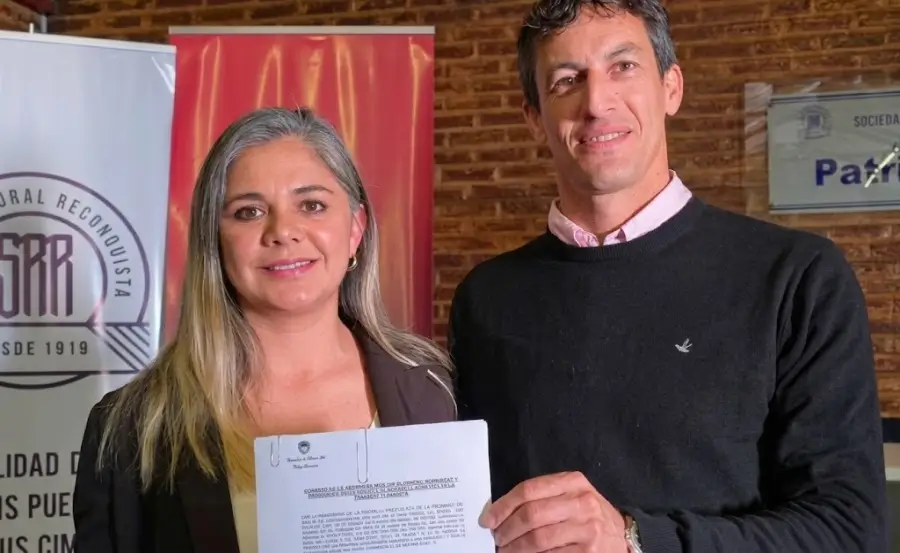 Maurencig y funcionario exhiben el convenio firmado para fortalecer la apicultura en La Sarita