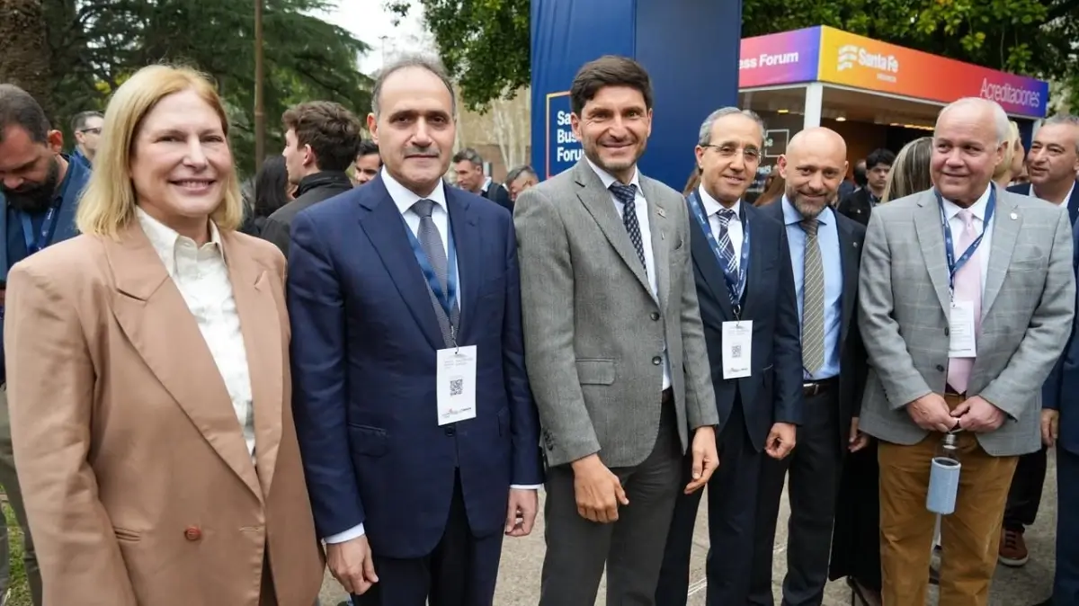 Maximiliano Pullaro junto a participantes del Santa Fe Business Forum 2026