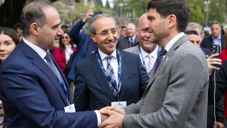 Maximiliano Pullaro saluda a participantes del Santa Fe Business Forum 2026 en Rosario