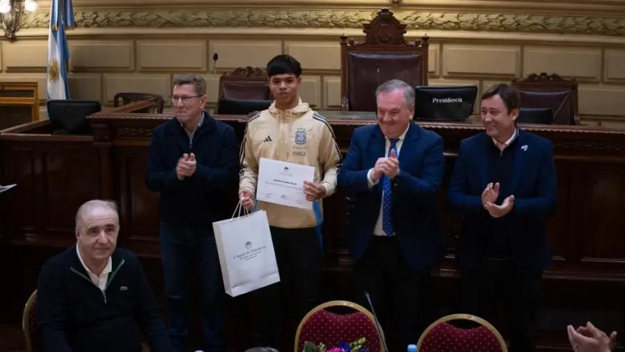 Felipe Michlig y Rodrigo Borla entregan un reconocimiento a otro jugador de la Selección Argentina Sub 15