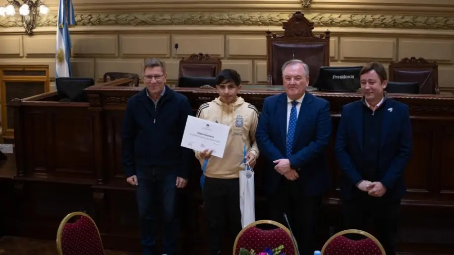 Felipe Michlig y Rodrigo Borla entregaron un reconocimiento a un jugador de la Selección Argentina Sub 15