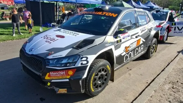 Miguel Baldoni a bordo de su Skoda, líder de la clasificación general tras finalizar la primera etapa del Rally del Jaaukanigás 2026.