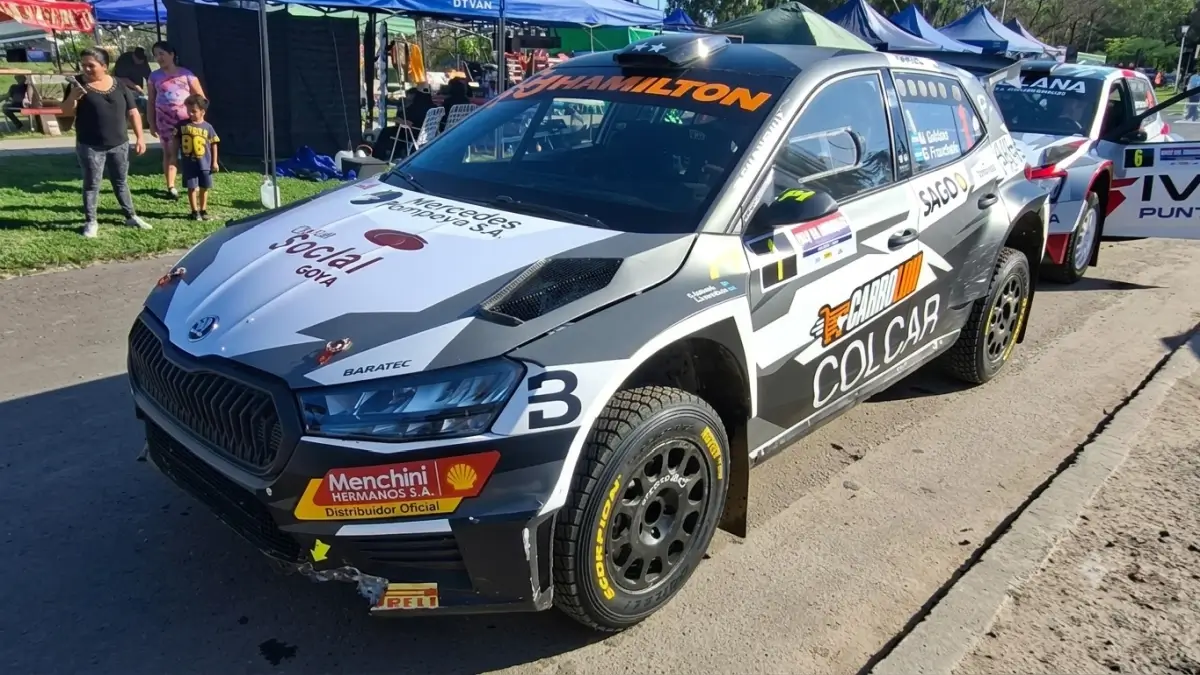 Miguel Baldoni a bordo de su Skoda, líder de la clasificación general tras finalizar la primera etapa del Rally del Jaaukanigás 2026.