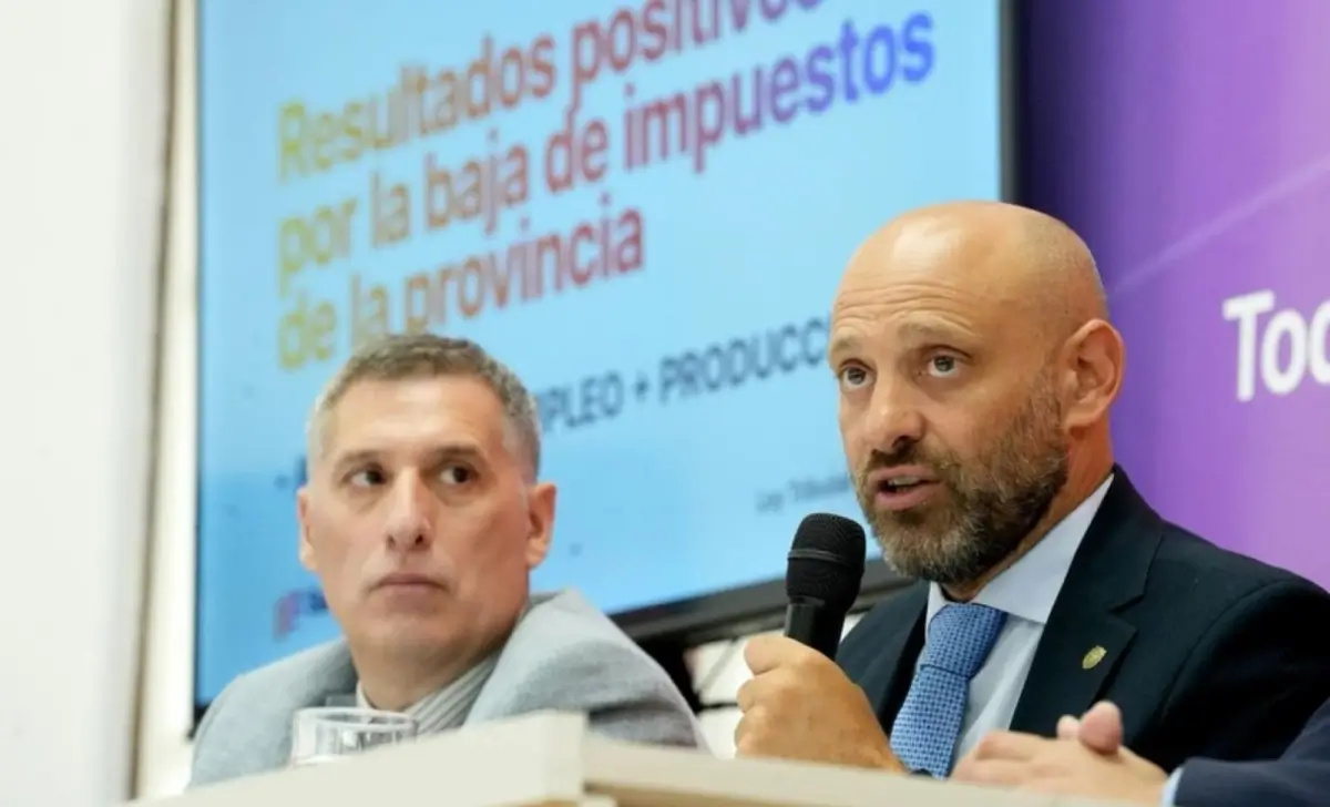 Ministros Pablo Olivares y Gustavo Puccini durante la presentación de los beneficios tributarios para empresas santafesinas