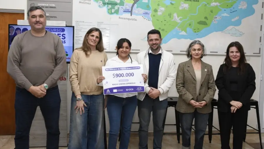 Nadia Espíndola recibe el premio por su emprendimiento Así me gusta sin TACC