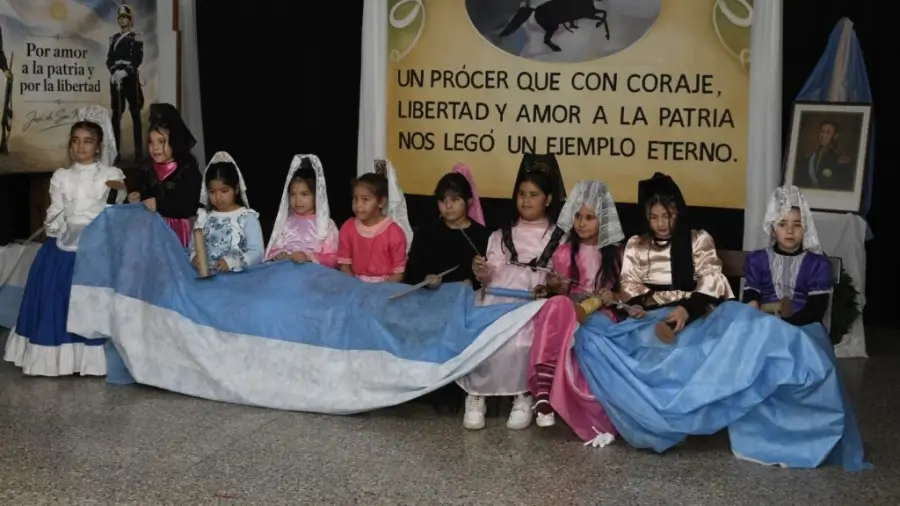 iños de la Escuela 6104 durante representación en el acto