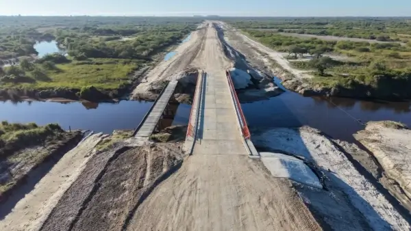 Nuevo puente de hormigón junto al antiguo paso de madera sobre el arroyo El Rey