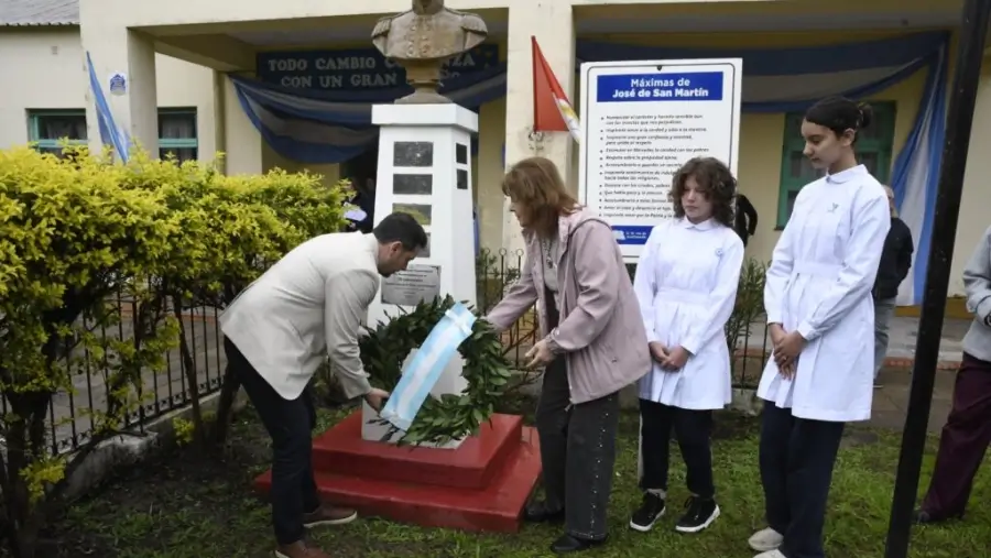Ofrenda floral en homenaje al General José de San Martín en Avellaneda