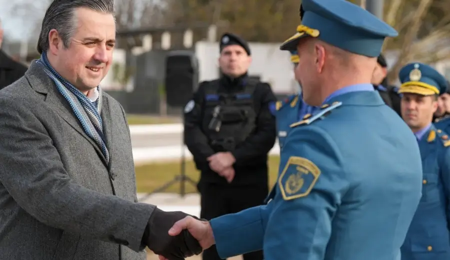 Pablo Cococcioni saluda a un integrante del Servicio Penitenciario de Santa Fe
