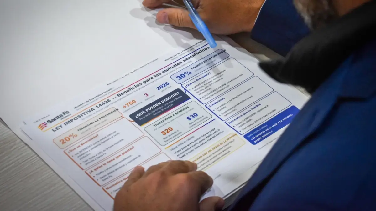 Persona mutualista completa un formulario para acceder a beneficios tributarios en Santa Fe