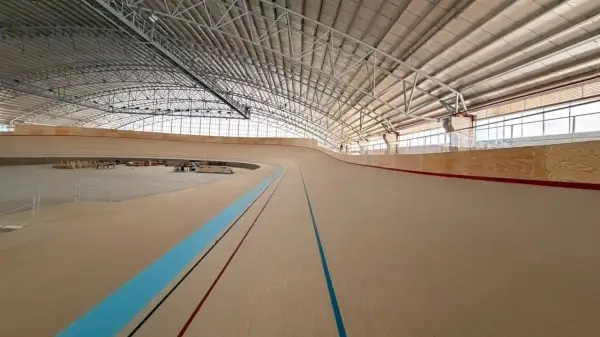 Pista profesional de madera del velódromo de Rafaela homologada por la Unión Ciclista Internacional.
