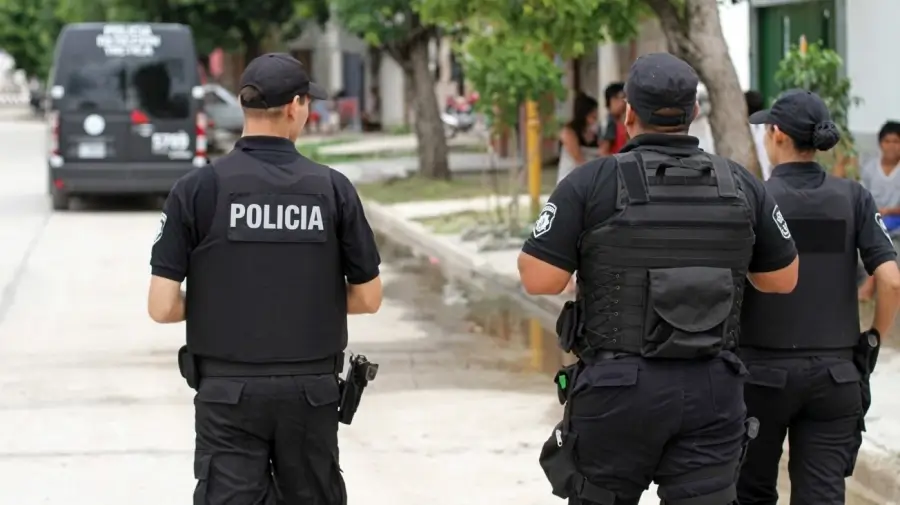 Policías de Santa Fe durante un operativo y tareas de prevención en la vía pública
