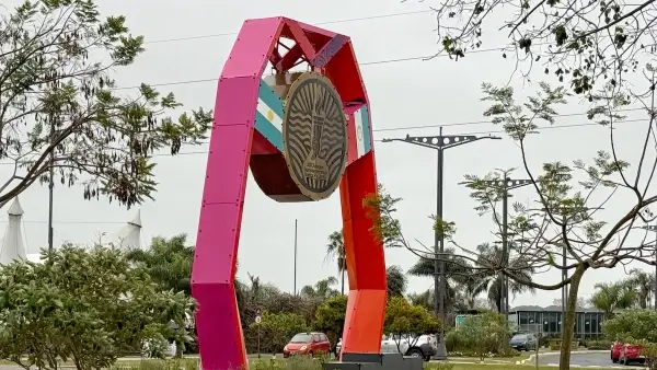 Portal Suramericano instalado en la ciudad de Santa Fe por los Juegos Suramericanos 2026