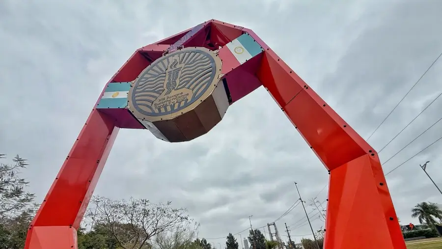 Portal Suramericano de Santa Fe visto de cerca, instalado por los Juegos Suramericanos 2026