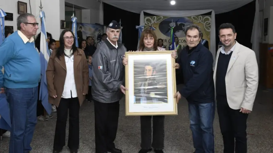 Entrega de presente para el Museo Malvinas durante el homenaje a San Martín