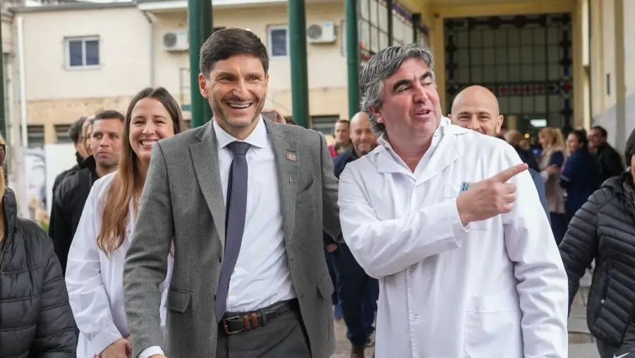 Pullaro junto a autoridades recorriendo el Hospital Cullen.