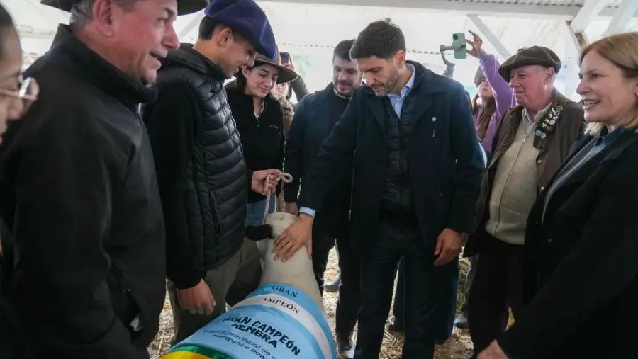 Pullaro dialoga con productores durante su recorrido por ExpoVenado