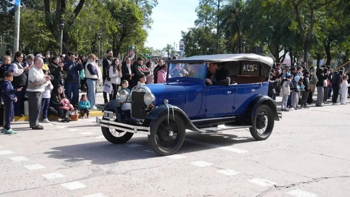 Recorrido de la caravana de autos clásicos desde Reconquista hasta Avellaneda