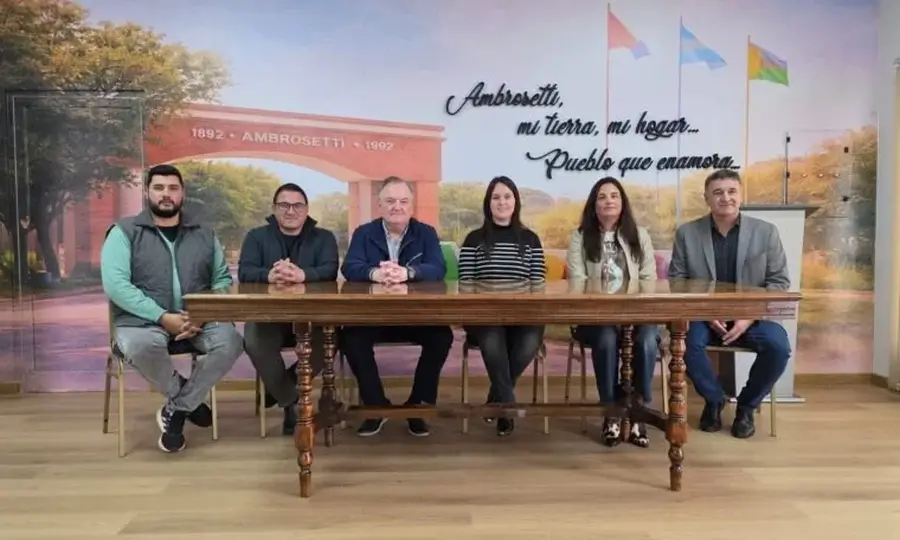 Felipe Michlig junto a autoridades comunales durante la reunión de trabajo realizada en Ambrosetti