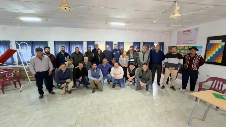 Productores, vecinos, autoridades y el diputado Sergio "Chiqui" Rojas durante la reunión de trabajo realizada en Cañada Ombú para coordinar acciones preventivas ante el fenómeno de El Niño.