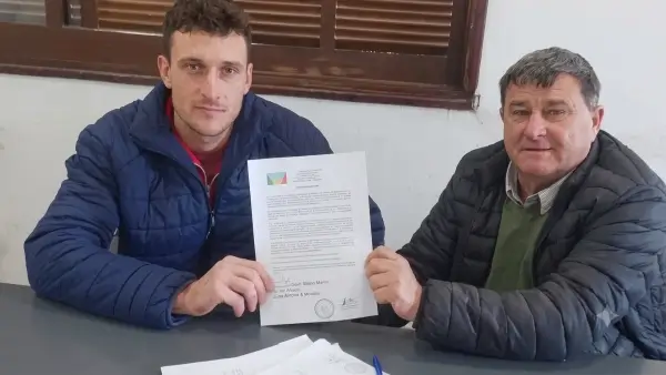 Roberto Giuliani entrega un crédito del Fondo Rotatorio de Activa Emprendedor a Alexis Cusit en Nicanor Molinas.