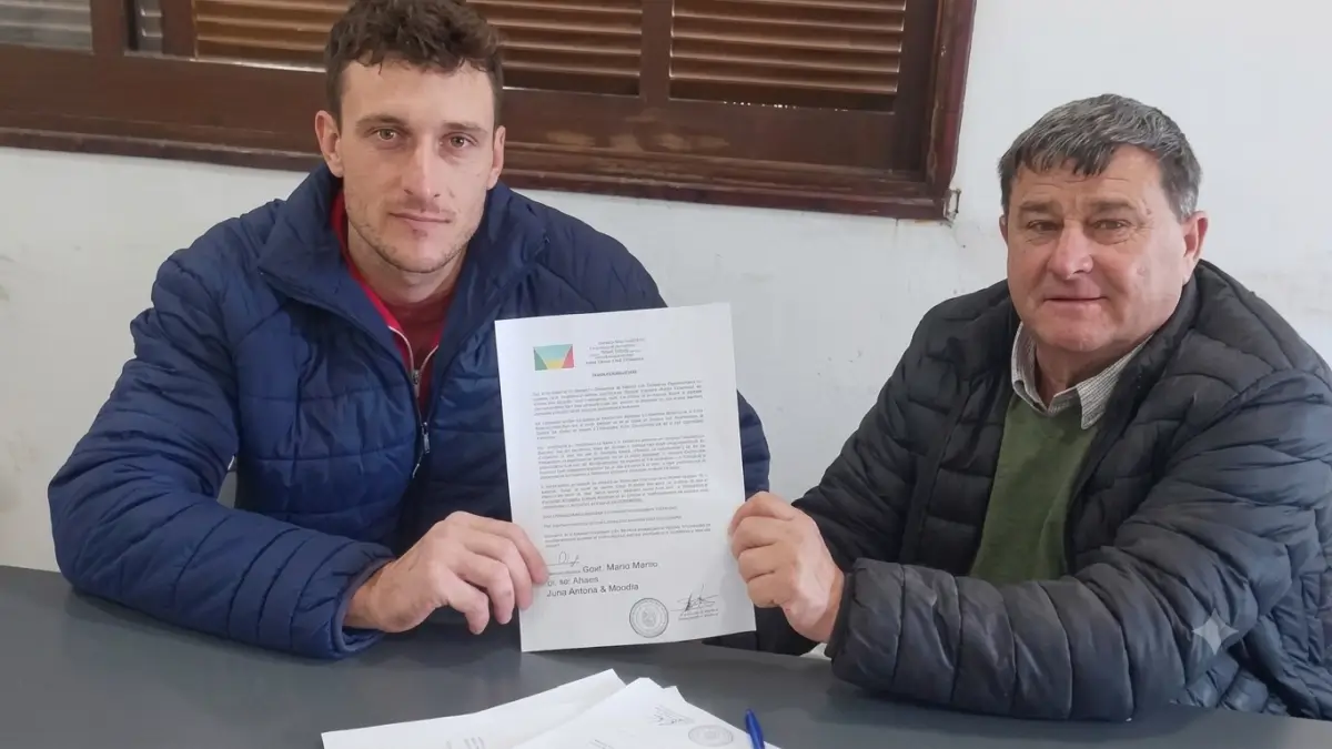 Roberto Giuliani entrega un crédito del Fondo Rotatorio de Activa Emprendedor a Alexis Cusit en Nicanor Molinas.