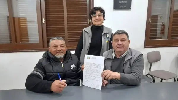 Roberto Giuliani entrega un microcrédito a Oscar Lugo en Nicanor Molinas