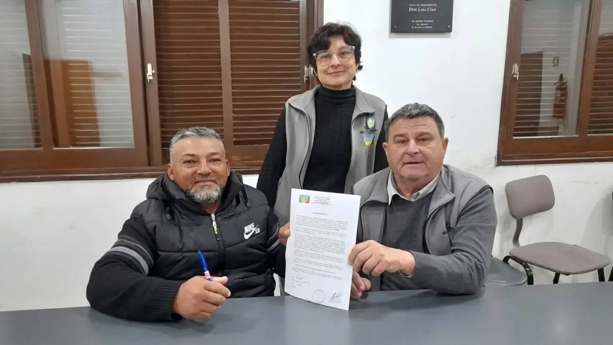 Roberto Giuliani entrega un microcrédito a Oscar Lugo en Nicanor Molinas