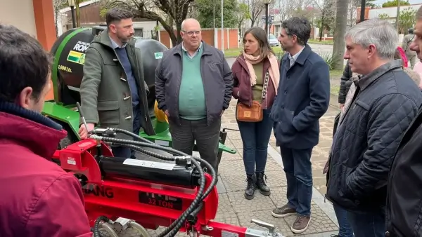 Enrique Estévez junto a autoridades de Romang observando el nuevo equipamiento ambiental