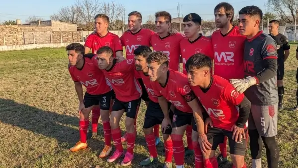 Equipo de Romang FC antes del partido ante Platense por la Liga Reconquistense