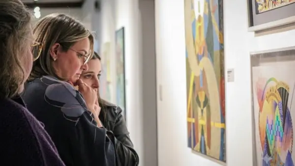 Personas recorren el 28° Salón de Pintura José Ángel Nardin con obras de artistas nacionales e internacionales en Avellaneda