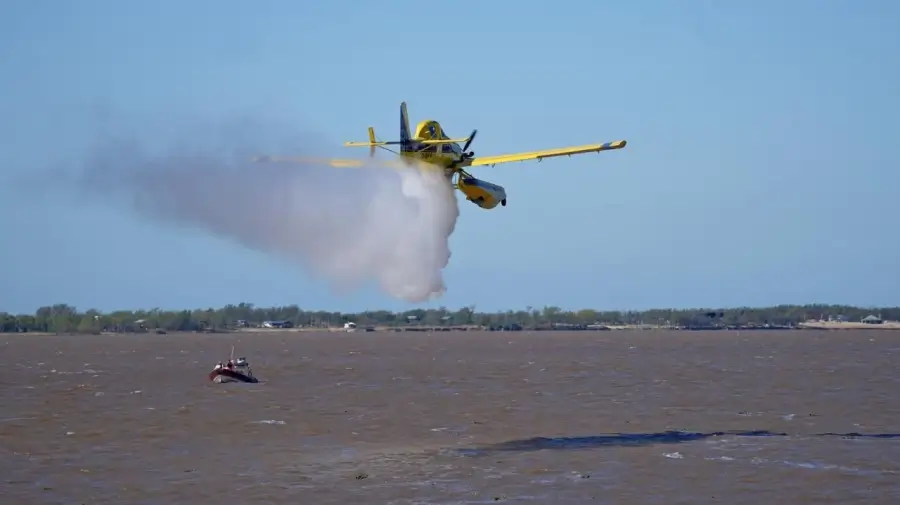 Avión hidrante Air Tractor Fire Boss realiza pruebas sobre el río Paraná frente a Rosario