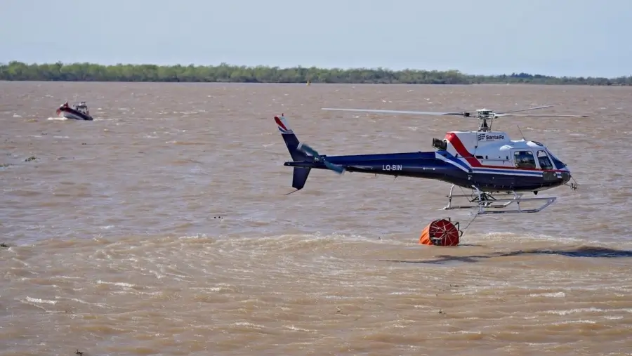 Helicóptero Helibras AS 350 B2 realiza pruebas con helibalde sobre el río Paraná