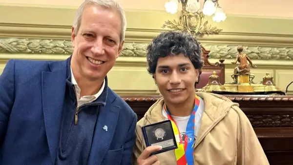 Dionisio Scarpin entrega el Diploma de Honor al boxeador reconquistense Nico Peralta