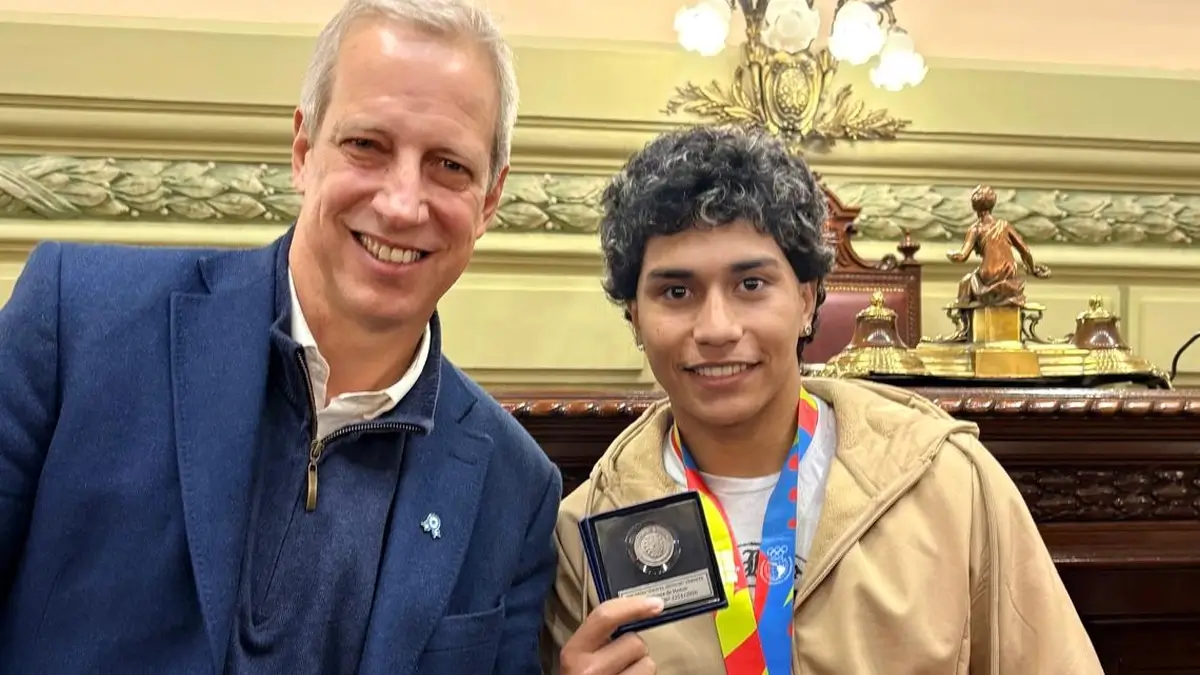 Dionisio Scarpin entrega el Diploma de Honor al boxeador reconquistense Nico Peralta