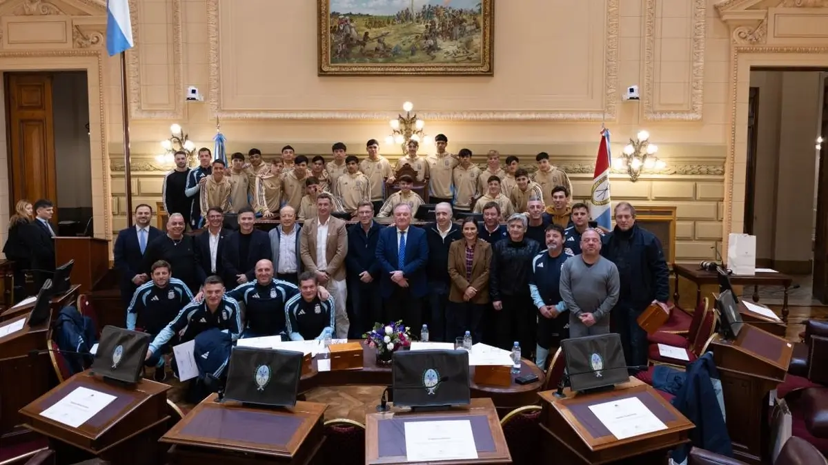 Senadores de Santa Fe junto a jugadores y cuerpo técnico de la Selección Argentina Sub 15