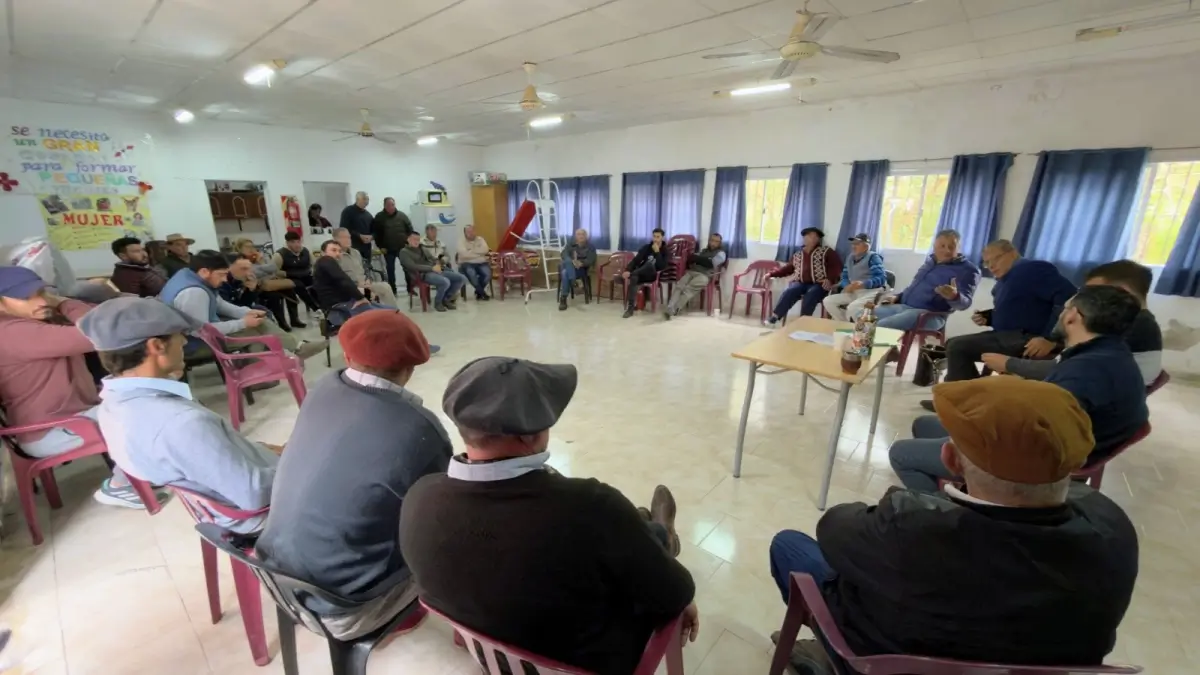 Sergio Rojas dialoga con productores y vecinos durante una reunión en Cañada Ombú por la prevención ante El Niño.