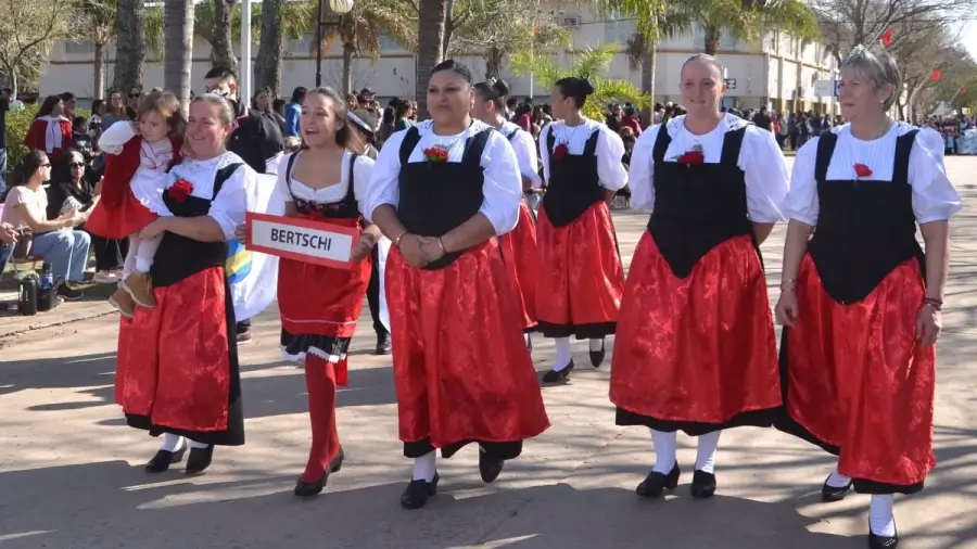 Participantes con trajes típicos durante el desfile institucional de la Fiesta Provincial Suiza.