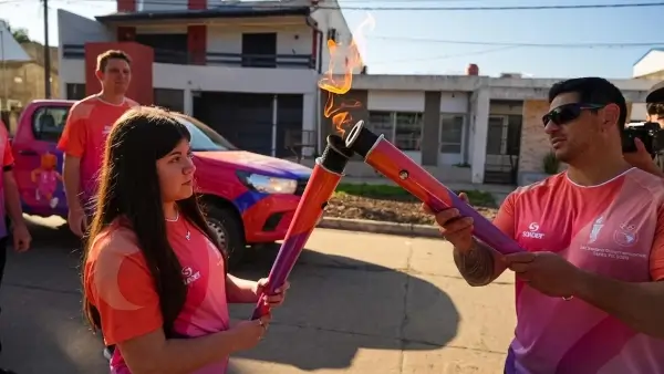 Traspaso de la Antorcha Suramericana durante su recorrido por Villa Ocampo