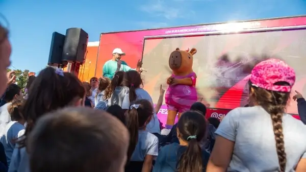 Estudiantes participan de una actividad interactiva del Programa de Visitas Guiadas de los Juegos Suramericanos 2026.